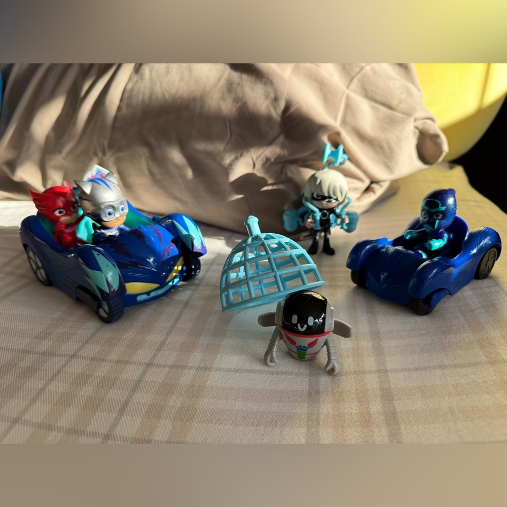 10 PC - PJ Masks Toy Bundle with 5 Character Figures, 2 Vehicles and Accessories